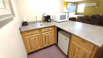 Suite estudio, 2 camas Queen size, para no fumadores | Cocineta privada | Refrigerador, microondas y cafetera y tetera