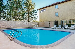 Outdoor pool - Americas Best Value Inn Sparks (Sparks)