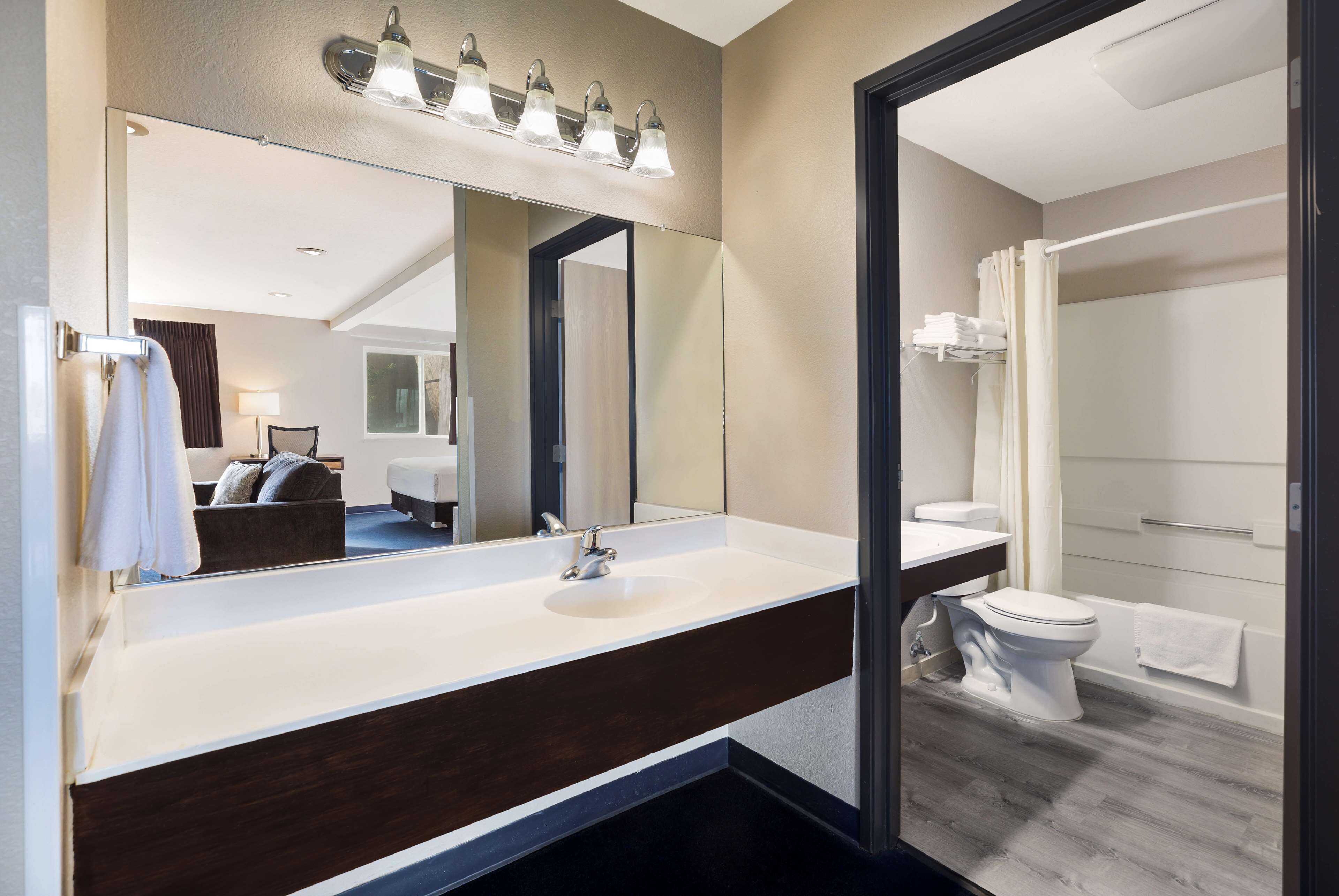 Suite, 1 kingsize bed, niet-roken | Badkamer | Een bad/douchecombinatie, gratis toiletartikelen, een haardroger