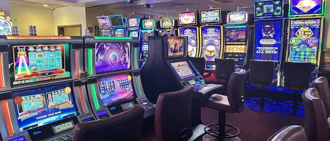 Eine Reihe von Spielautomaten in einem Kasino.
