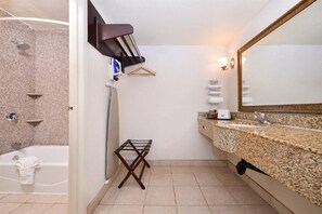 Combined shower/tub, free toiletries, hair dryer, towels