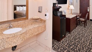 Habitación estándar | Escritorio, tabla de planchar con plancha, wifi gratis y despertador