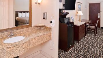 1 King Bed Non Smoking | Desk, iron/ironing board, free WiFi, bed sheets