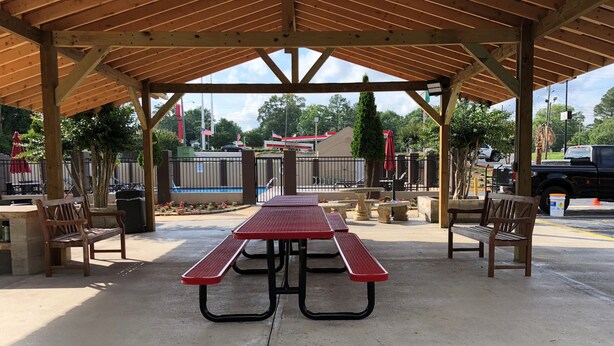 A covered picnic area with a picnic table and benches. - Red Roof Inn PLUS+ Birmingham East - Irondale/ Airport (Birmingham)