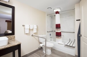 Quarto luxo, 1 cama King, acessível (Smoke Free) | Banheiro | Chuveiro/banheira combinados, banheira de imersão