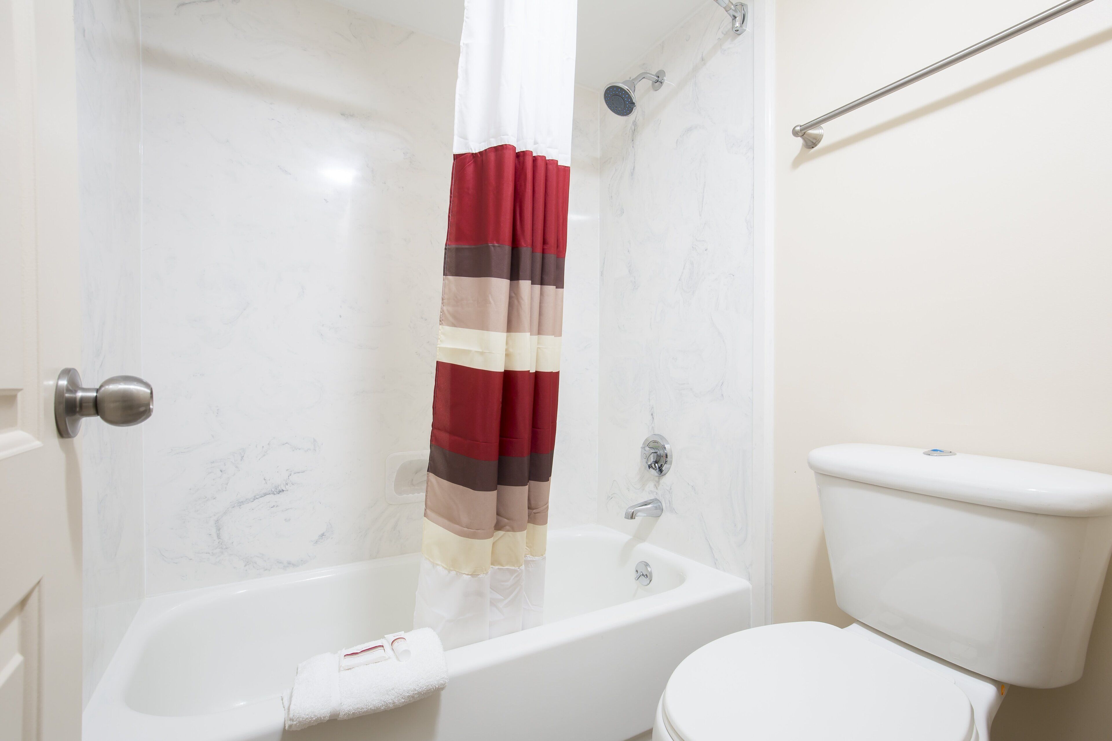 combined shower/bathtub, deep-soaking bathtub, hydromassage showerhead