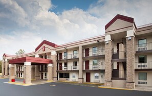 Unclassified image, 5 of 25, button - Red Roof Inn PLUS+ Birmingham East - Irondale/ Airport (Birmingham)