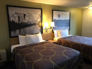 Desk, iron/ironing board, free cribs/infant beds, rollaway beds - Super 8 by Wyndham Redmond (Redmond)