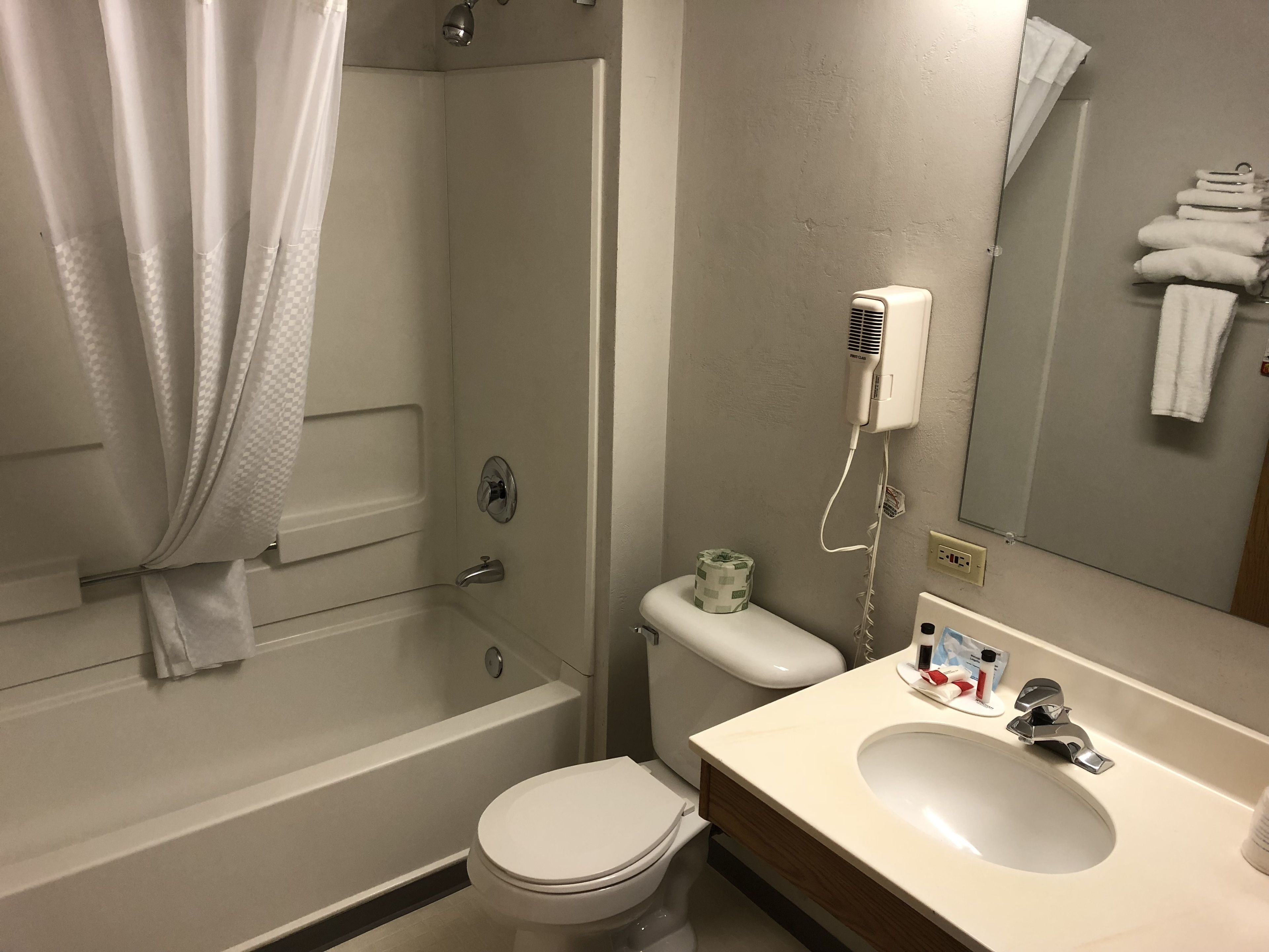 Un baño moderno con bañera, inodoro y lavabo.