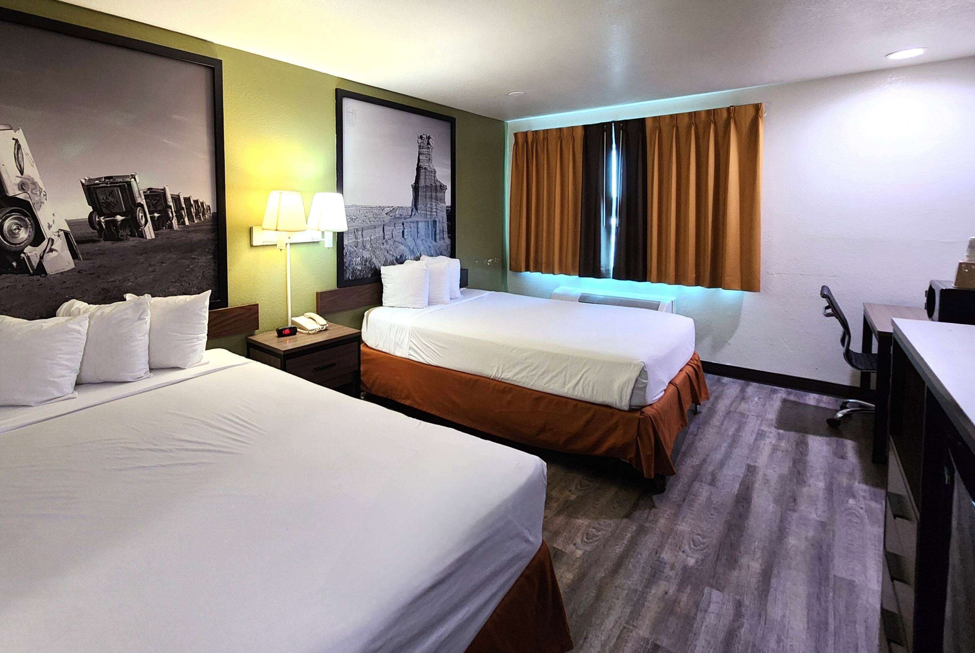 Værelse - 2 queensize-senge - handicapvenligt - ikke-ryger (Mobility,Hearing,Tub w/Grab Bars) | Skrivebord, arbejdsområde til bærbare computere, strygejern/strygebræt