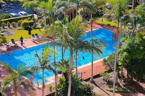 Hồ bơi ngoài trời phục vụ theo mùa