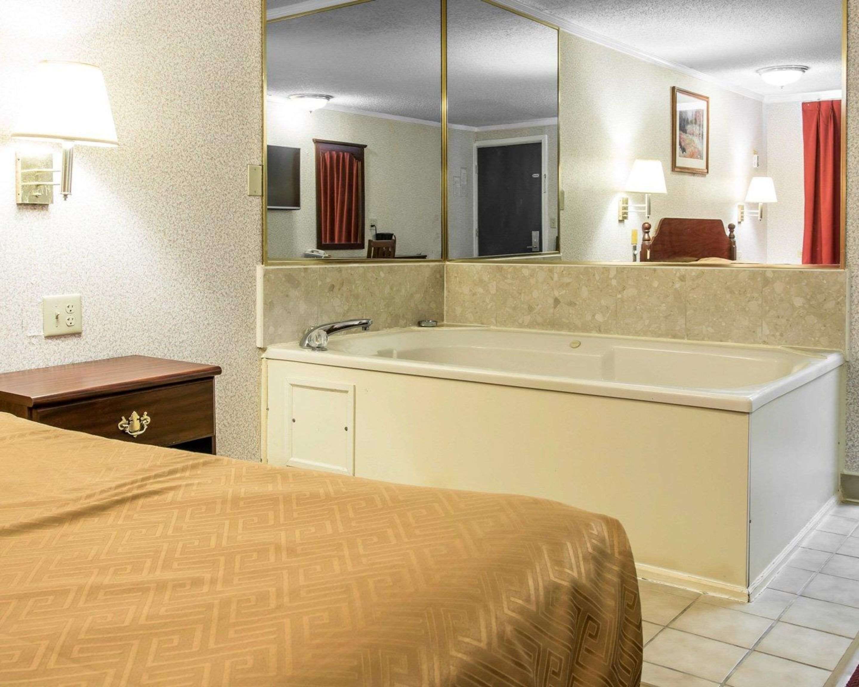 Habitación estándar, 1 cama King size, para no fumadores, hidromasaje | Wifi gratis y ropa de cama 