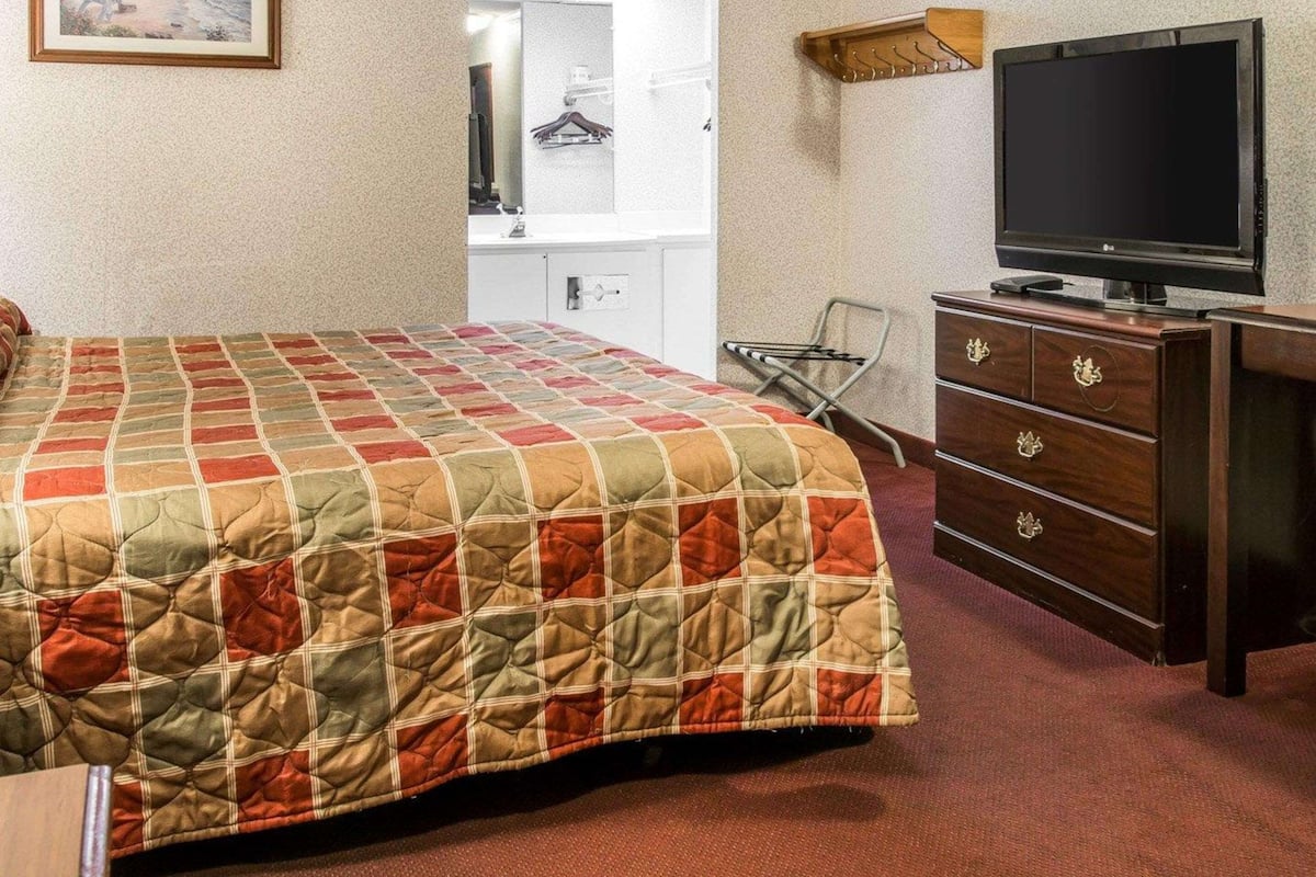 Standard Room, 1 King Bed, Non Smoking | Free WiFi, bed sheets