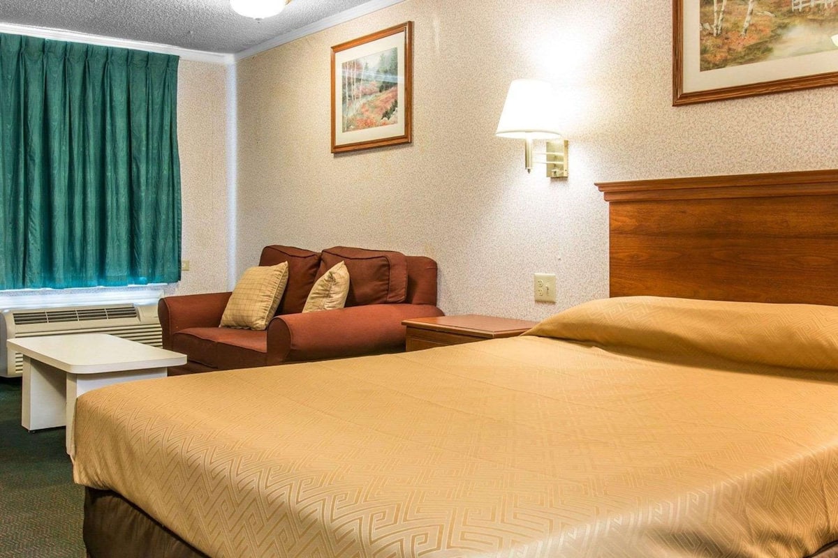 Standard Room, 1 Queen Bed with Sofa bed, Non Smoking | Free WiFi, bed sheets