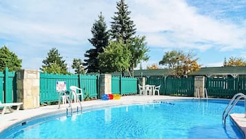 Una piscina al aire libre de temporada