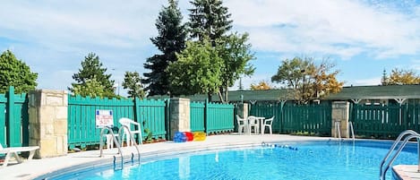 Piscine extérieure en saison