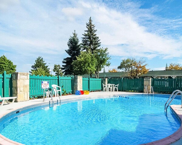 Una piscina al aire libre de temporada