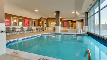 Een binnenzwembad, een buitenzwembad