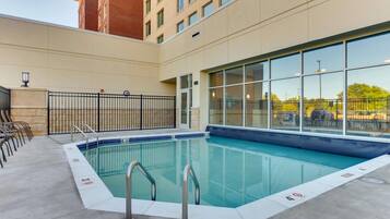 Una piscina techada, una piscina al aire libre