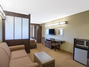 Suite studio, 1 grand lit, accessible aux personnes à mobilité réduite (Bathtub W/ Grab bars) | Lit avec matelas à plateau-coussin, bureau, rideaux d’obscurcissement