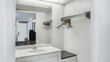 Combined shower/tub, hair dryer, towels