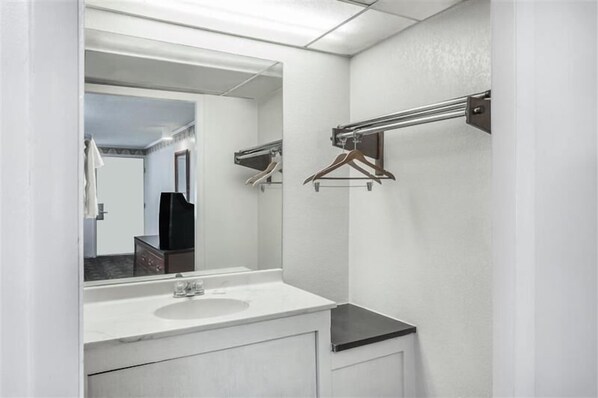 Combined shower/tub, hair dryer, towels
