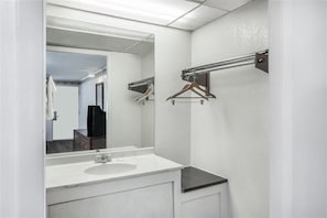 Ensemble baignoire-douche, séchoir à cheveux, serviettes fournies