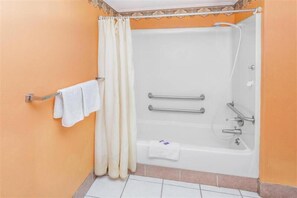 Ensemble baignoire-douche, séchoir à cheveux, serviettes fournies
