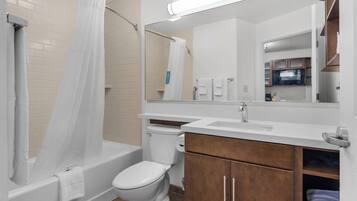 Ensemble douche/baignoire, articles de toilette gratuits, sèche-cheveux