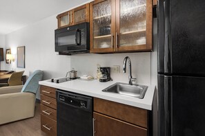 Suite, 1 Queen Bed | Desk, laptop workspace, iron/ironing board, free WiFi