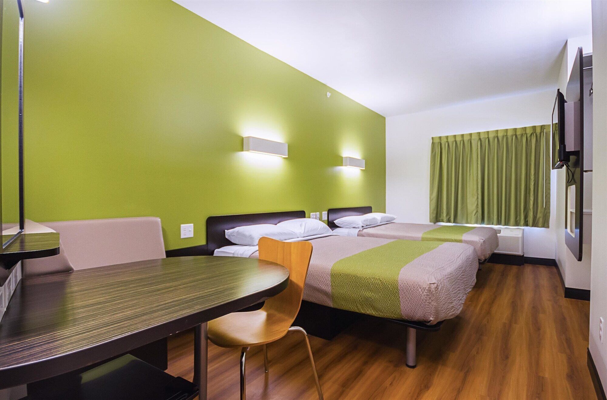 WiFi (無料)、ベッドシーツ