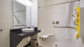 Bañera con ducha, toallas