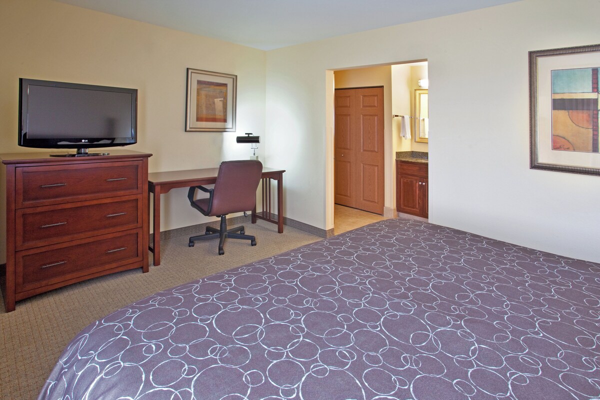 Premium bedding, pillowtop beds, in-room safe, desk