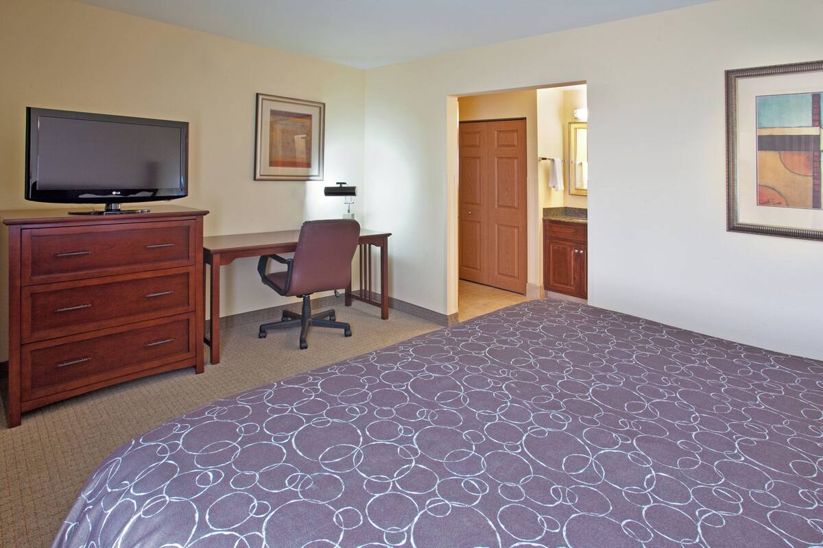 Premium bedding, pillowtop beds, in-room safe, desk