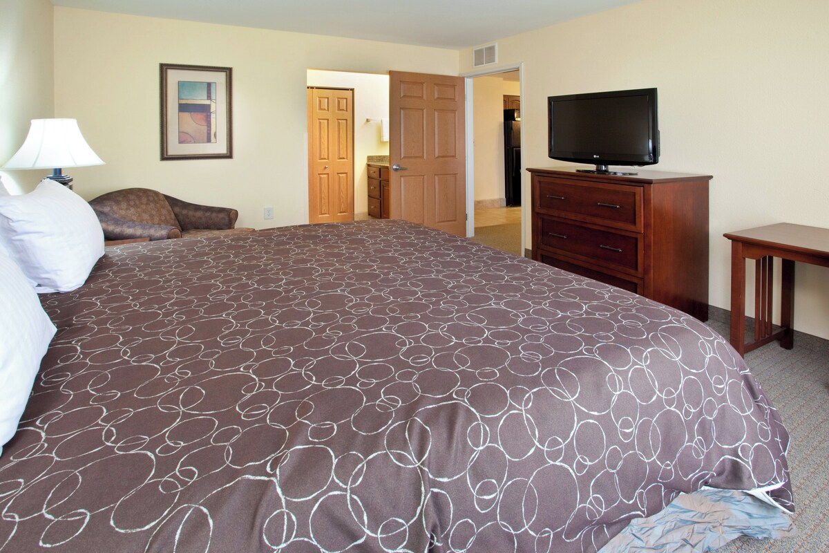 Premium bedding, pillowtop beds, in-room safe, desk