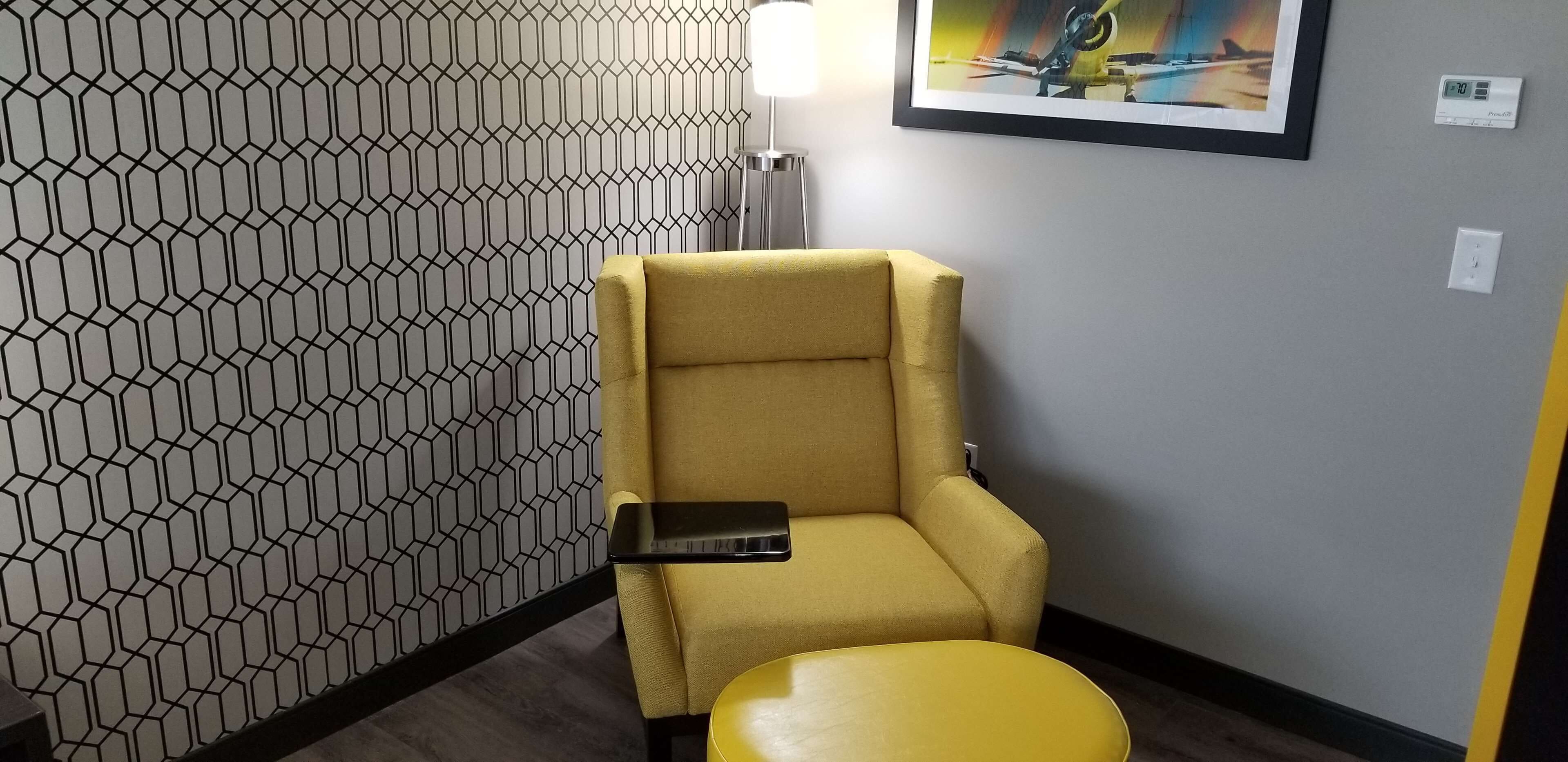 高档床上用品、记忆海绵床垫、笔记本电脑工作区、遮光窗帘