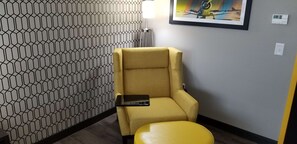 高級寢具、記憶棉床墊、手提電腦工作空間、遮光窗簾/窗簾