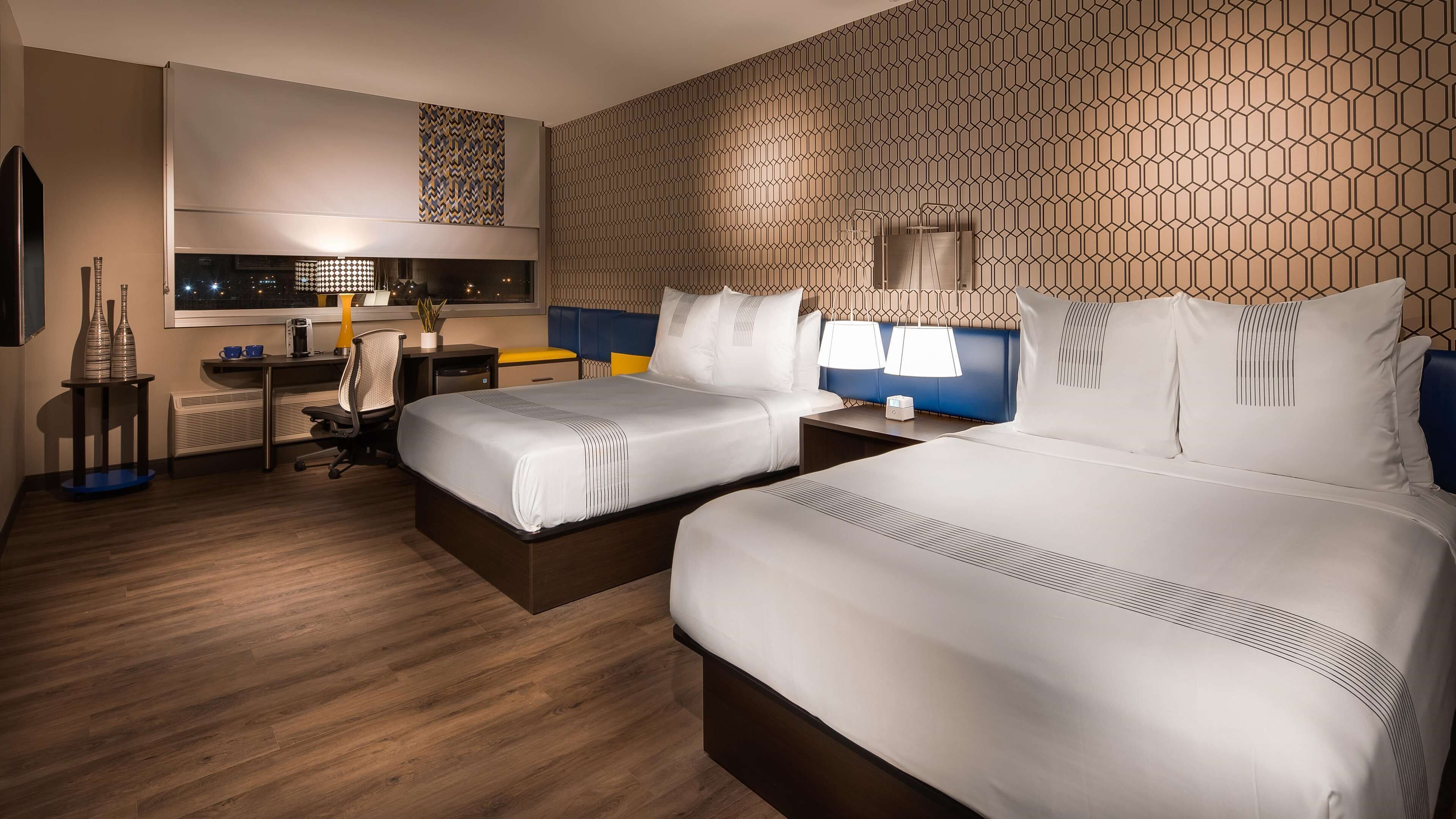 高档床上用品、记忆海绵床垫、笔记本电脑工作区、遮光窗帘