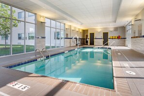 Piscine couverte, accès possible de 05 h 00 à 22 h 00, chaises longues 