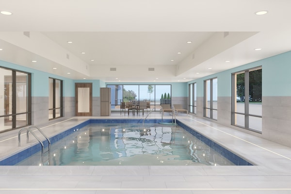 Innendørsbasseng og solsenger