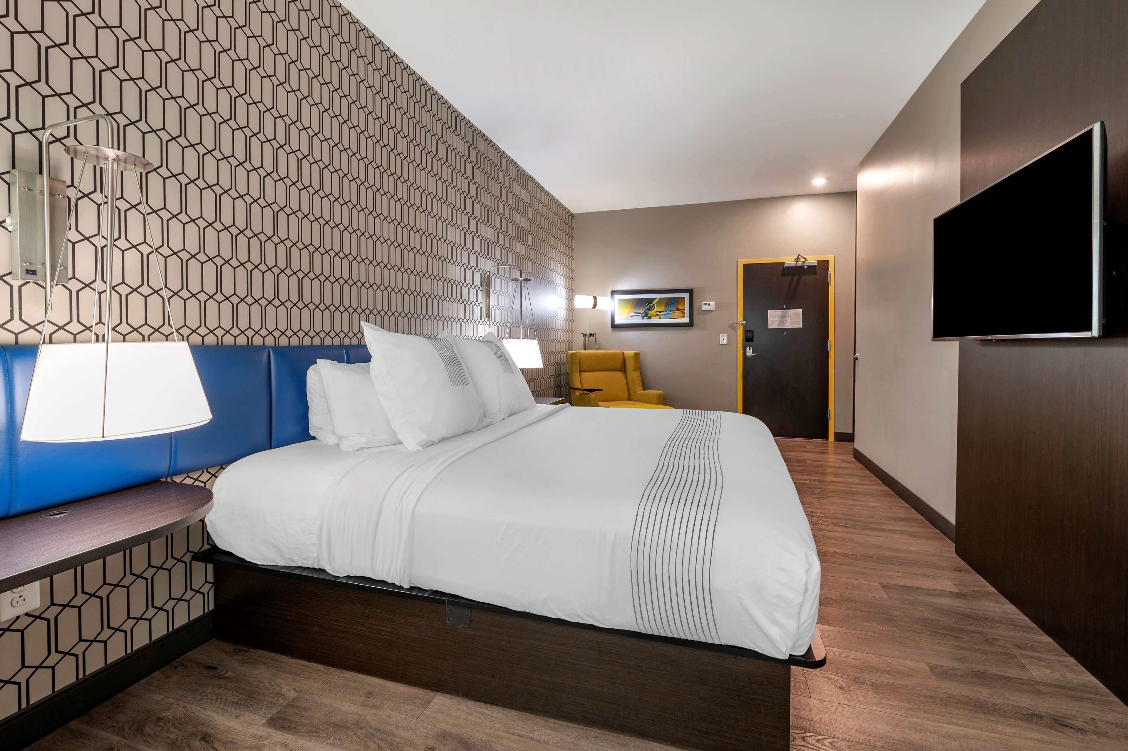 standard room, 1 king bed, non smoking, refrigerator | 1 bedroom, premium bedding, memory-foam beds, laptop workspace