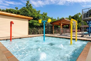 Indendørs pool, sæsonbestemt udendørs pool, liggestole