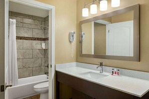 Kombinasi shower/bathtub, pengering rambut,  dan handuk