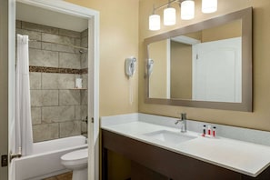 Kombinasi shower/bathtub, pengering rambut, dan handuk