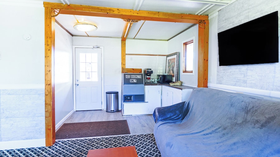 Country Hearth Inn & Suites By OYO Sturgis