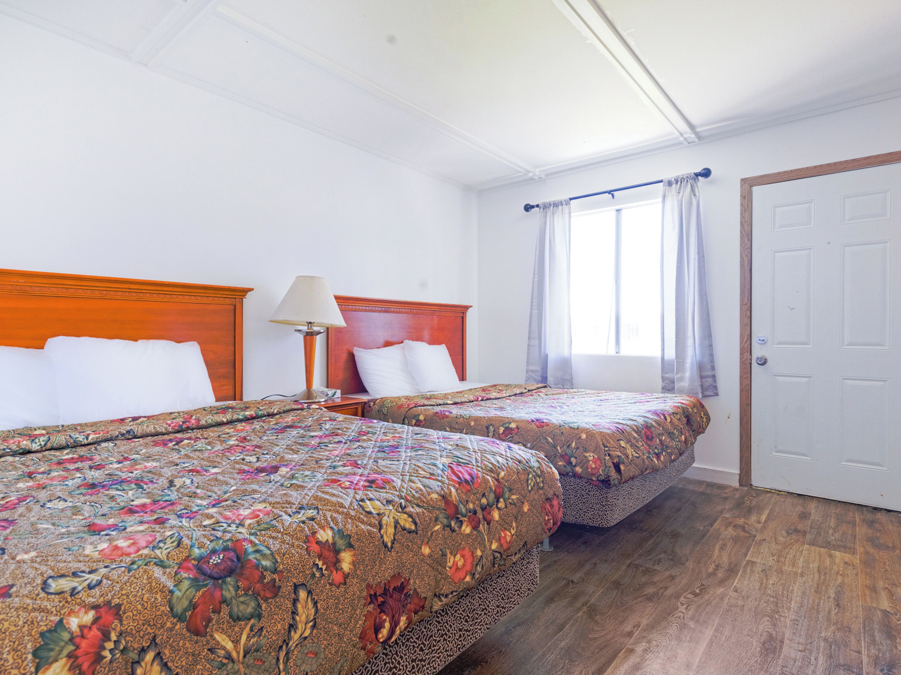 Escritorio, internet, ropa de cama y despertador 