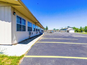 Parking - Country Hearth Inn & Suites By OYO Sturgis (Sturgis)