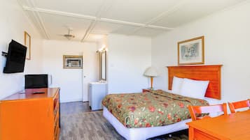 Een bureau, internet, beddengoed, een wekker