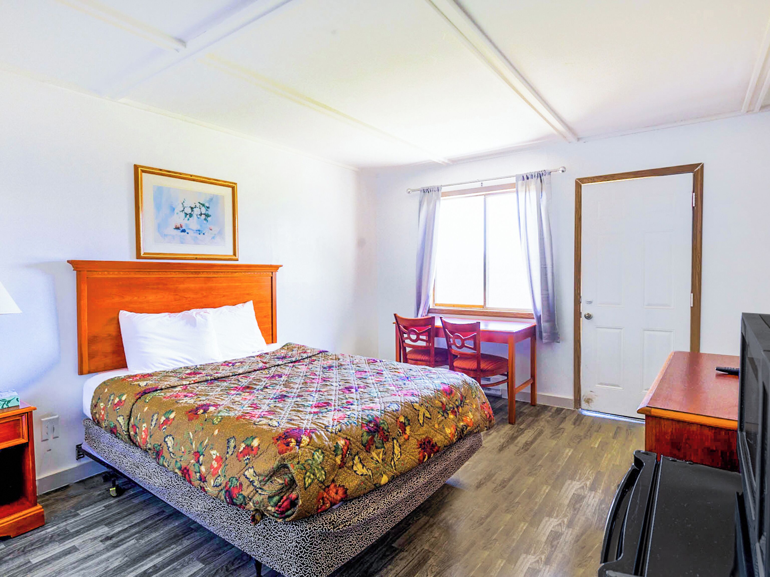 Desk, Internet, alarm clocks, bed sheets
