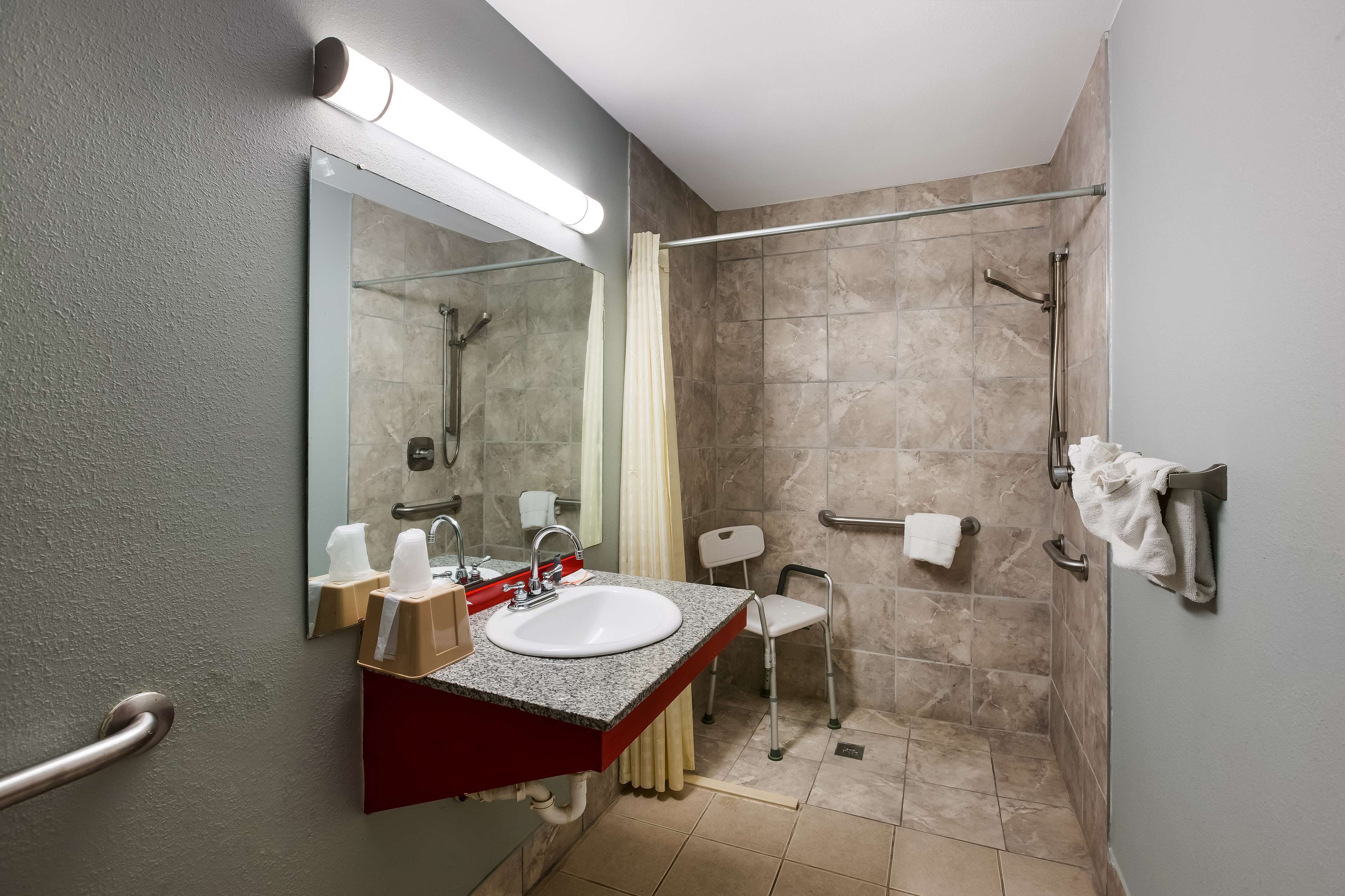 Chambre, 1 très grand lit, non-fumeurs (Check-in: 3PM–12AM) | Salle de bain | Articles de toilette gratuits, sèche-cheveux, serviettes fournies